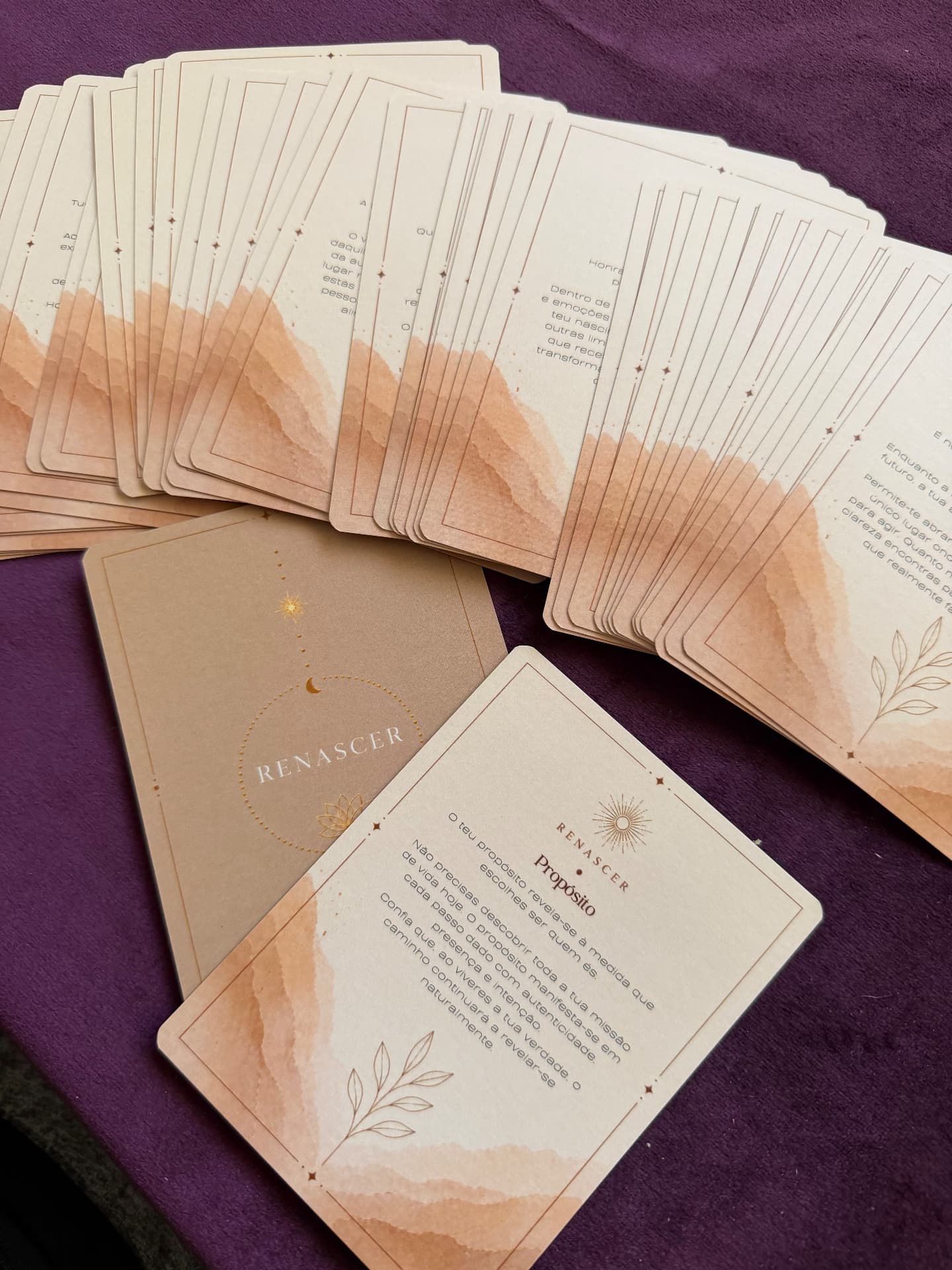 Cartas do Oráculo Renascer espalhadas sobre a mesa