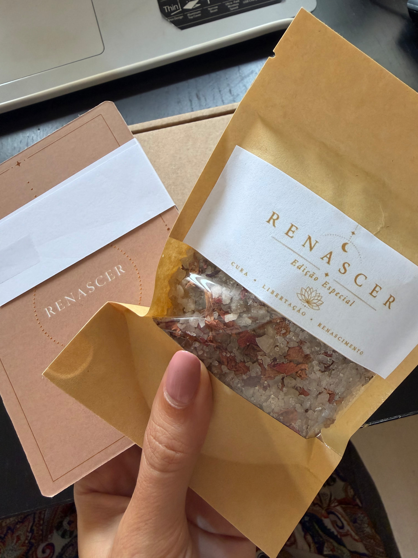 Kit do Oráculo Renascer na mão, no momento da utilização