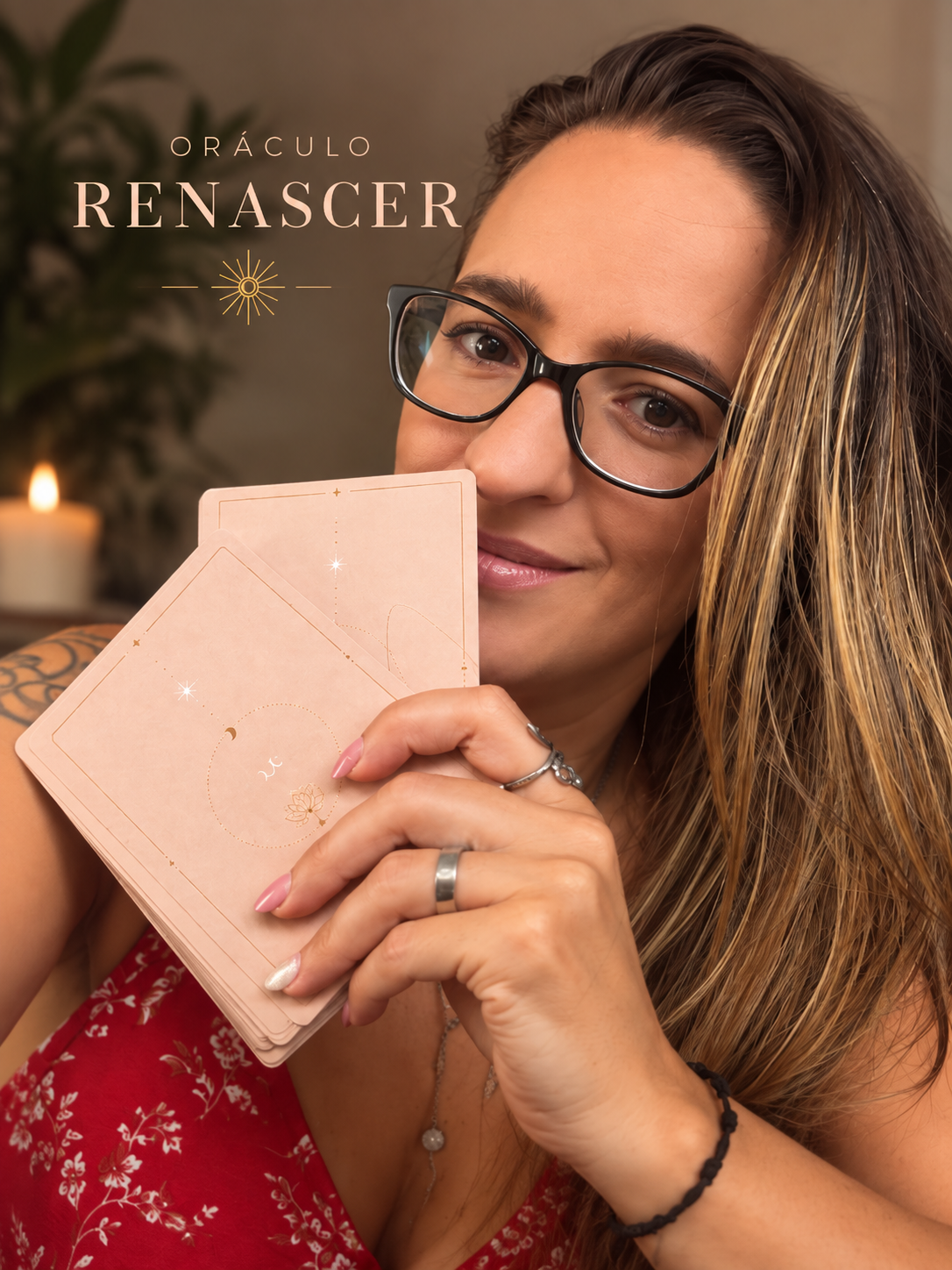 Paula Fonseca com as cartas do Oráculo Renascer