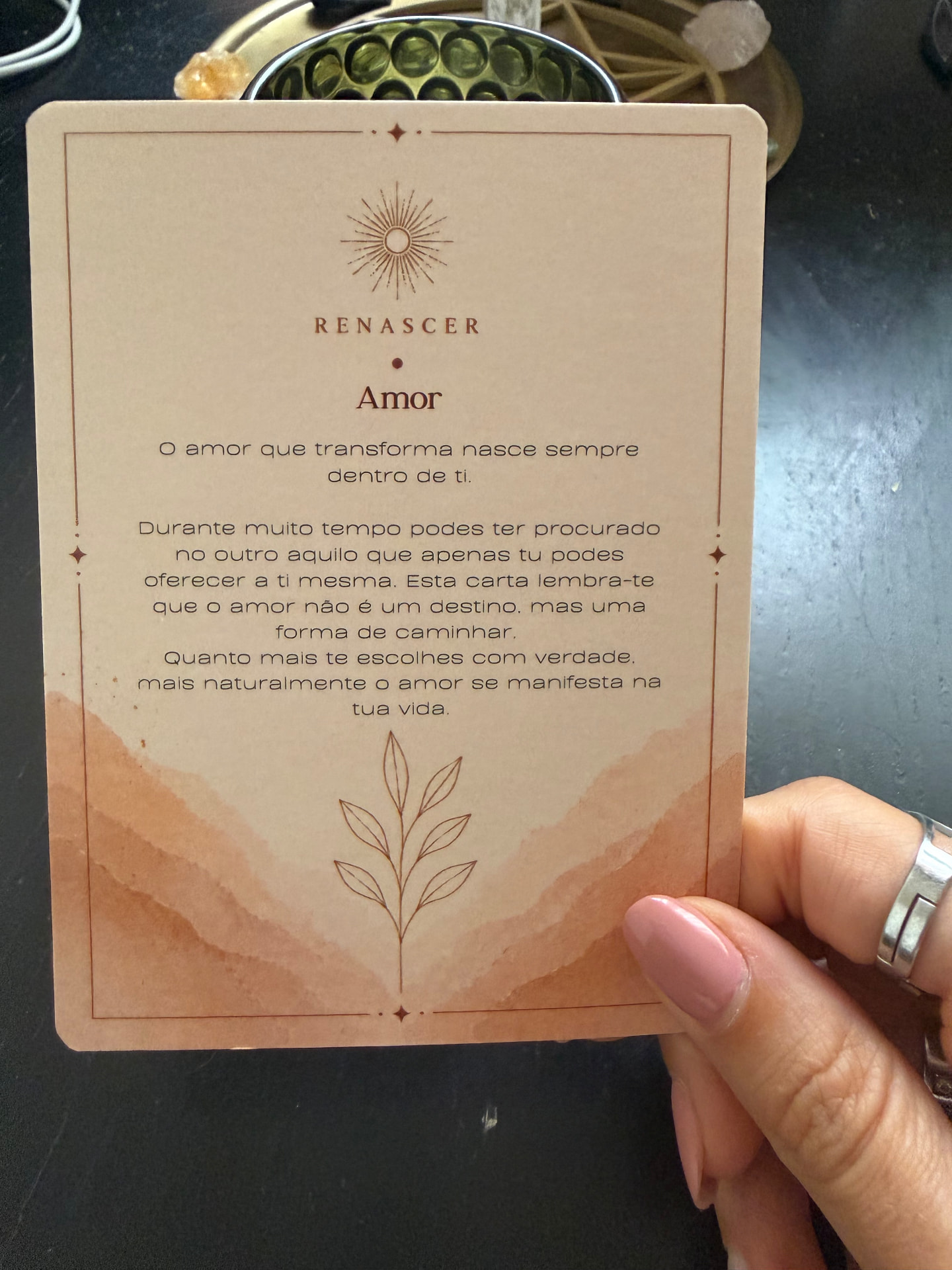 Carta do Oráculo Renascer na mão